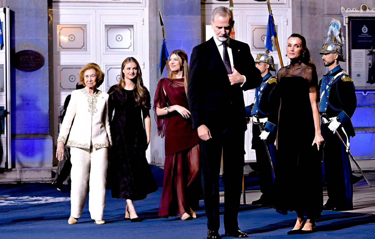 royalchildren_'s tweet photo. #KingFelipe VI, #QueenLetizia #PrincessLeonor The #PrincessofAsturias #InfantaSofia and #QueenSofia of Spain attend the "Princesa De Asturias" Awards 2025 ceremony, at Teatro Campoamor in Oviedo, Spain 👑 -October 24th 2025.
.
📷 : Carlos Álvarez/@GettyImages https://t.co/uZsweb0gSv