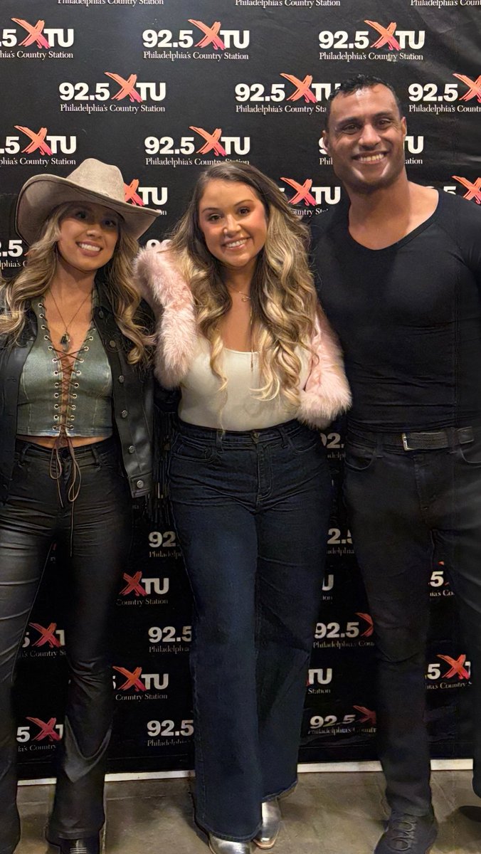 meganknight20's tweet photo. Such a great time supporting @_alexandrakay - #925xtu radio tour show 🖤🎶 #meganknight #alexandrakay #countrymusic #radiotourshow https://t.co/F4cQzilLjf