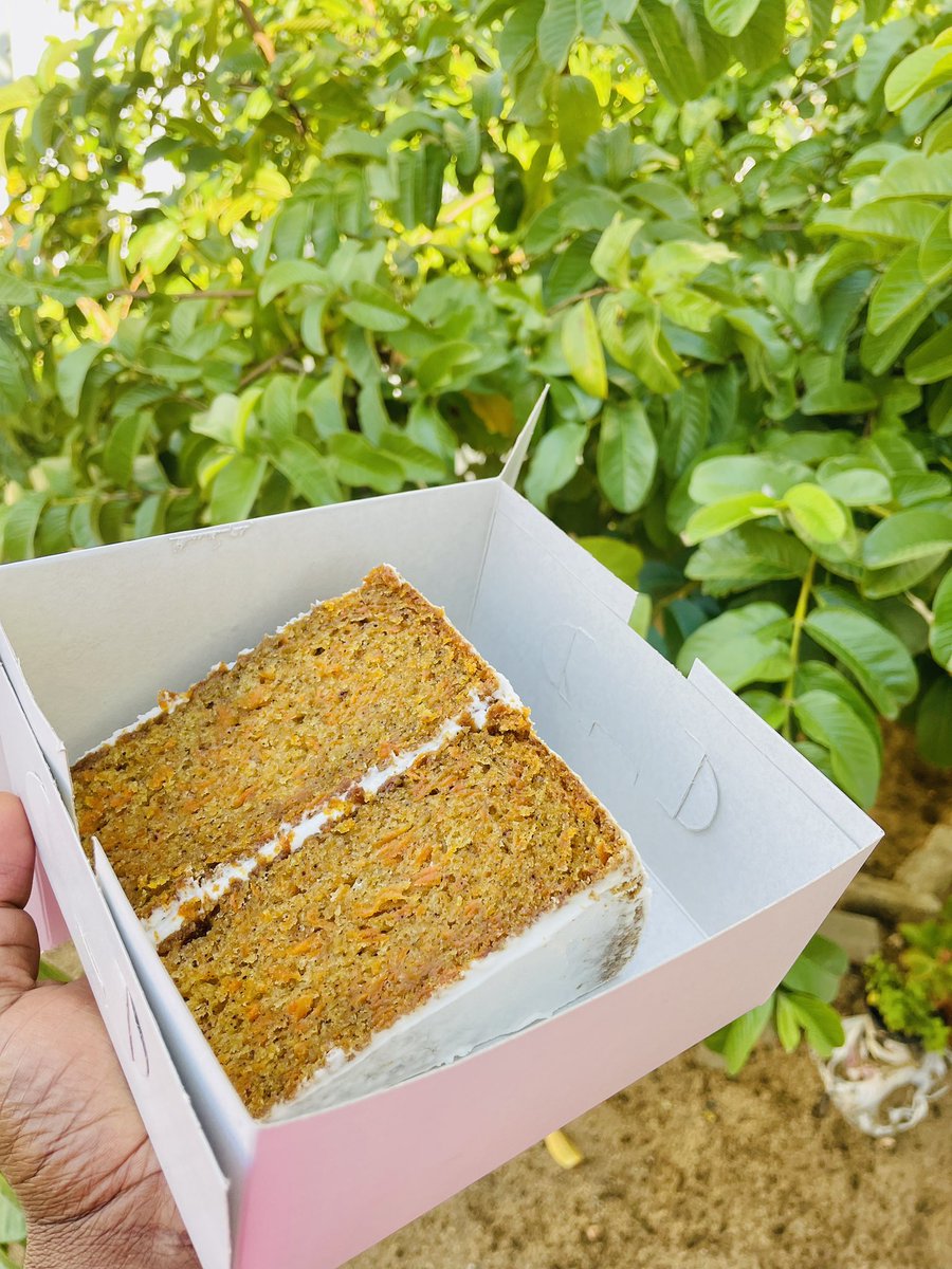Hi hi. We have carrot and lemon flavored cake slices available. Carrot-N$45 Lemon-N$30
Call or text 0856789286 Khomasdal.