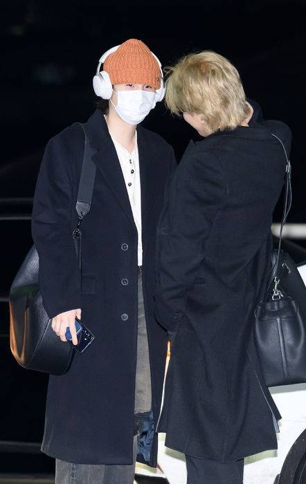 🐱: they will notice..
🐥: let them know..(giggles)

#yoonmin