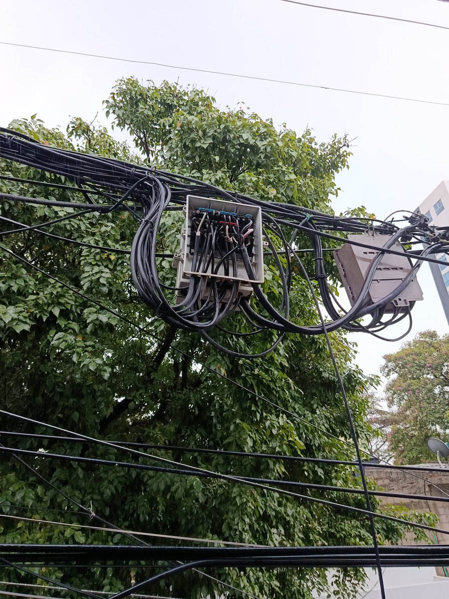 stepfeml's tweet photo. @Aire_Energia señores de aire buenos días. Esta caja ubicada  en la calle 28 con CRA 14 barrio Boston en Santa Marta, está destapada hace mucho tiempo y por aquí han pasado cuadrillas haciendo otros trabajos. Mi esposa me dice que ayer salieron chispas de ahí con esta lluvia https://t.co/HSyv5LismS