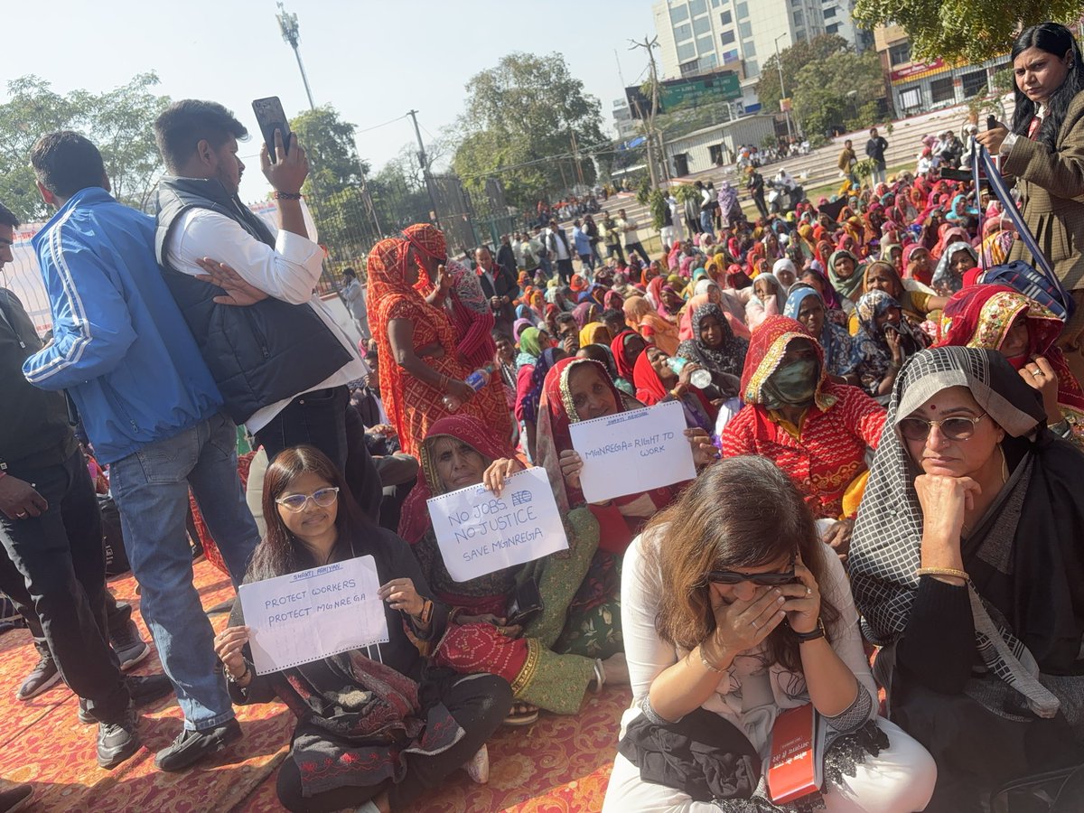 vandanafeminist's tweet photo. जयपुर में मजदूर महापंचायत का आयोजन हुआ जिसके अंतर्गत राज्य के विभिन्न मजदूर संगठनो ने सरकार की योजना वीबी ग्राम जी के ख़िलाफ़ मोर्चा खोला।
मनरेगा बचाओ अभियान में हम सभी भागीदार रहे। वीबी ग्राम जी के निरस्त होने तक ये लड़ाई जारी रहेगी।

#shaktiabhiyan #mnregabachao #rejectvbgramg https://t.co/Ke70afgf99