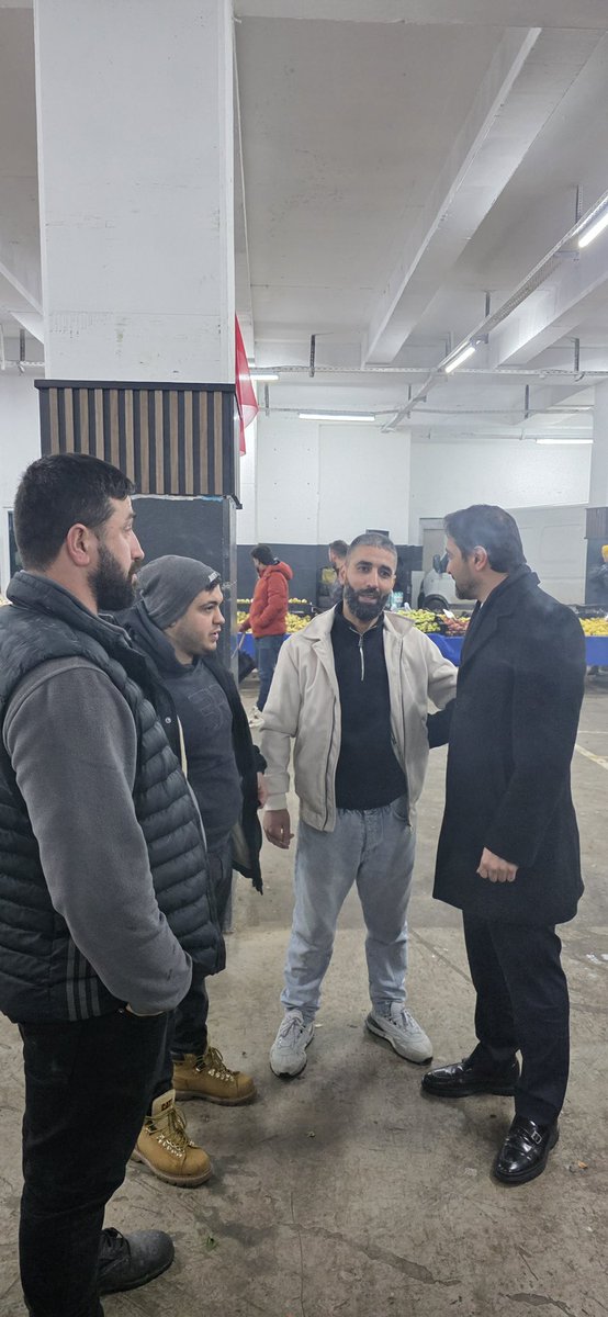 huseyin_oylmz's tweet photo. #BeratKandili İl Başkanımız Umut Güçlü, İl Yöneticilerimiz ve Merkez İlçe Başkanımız Hüseyin Özyılmaz ile birlikte Yalova Pazartesi Pazarı’nda esnaflarımızla bir araya geldik. Berat Kandili vesilesiyle esnaflarımıza kandil simidi ikram ederek hayırlı işler diledik. https://t.co/fxHYwwa8YB