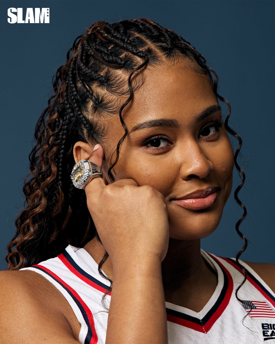 wslam's tweet image. Smart. Poised. Strong. Sarah took over on the cover SLAM 260. Cop her cover tee for you and every Huskies fan in your circle 🤣 

📢slam.ly/uconn
✏️slam.ly/strong-story