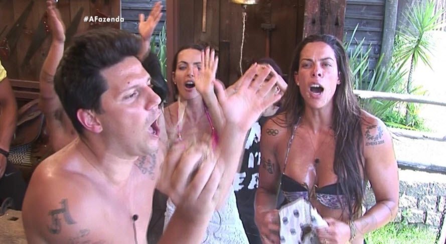 aquela cena do povo da fazenda pedindo a expulsão da mara