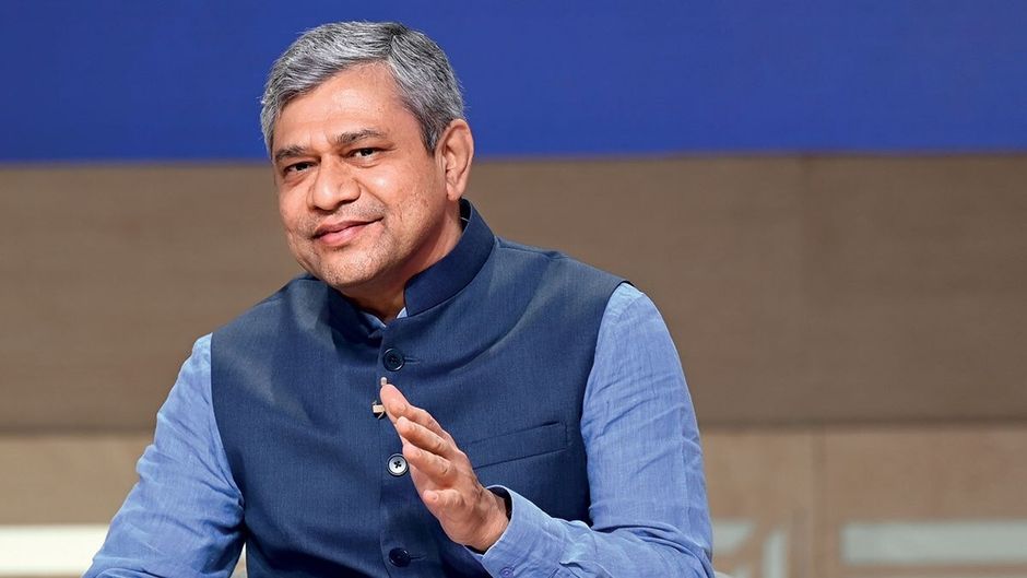 Khurpench_'s tweet photo. 🚨 भारतीय रेलवे का अमृतकाल 🚨

नागावली सुपरफास्ट (20809) में लोगों के पास पक्का 3AC टिकट था ,
लेकिन ट्रेन आई तो कोच ही गायब।
मतलब टिकट कन्फर्म , सफर भगवान भरोसे।

प्लेटफॉर्म पर हड़कंप मच गया यात्री पूछते रहे चढ़ें या नहीं?
30 से ज़्यादा लोग अपनी-अपनी बर्थ ढूँढते हुए पूरी ट्रेन में भटकते रहे।

East Coast Railway ने कहा टेक्निकल दिक्कत।

अब टिकट खरीदा है तो सवाल तो पूछेंगे लोग 👇
अगर कोच था ही नहीं , तो टिकट क्यों बेचे?
यात्रियों को पहले क्यों नहीं बताया?

Ashwini Vaishnaw जी ,
ये दिक्कत नहीं , सीधी लापरवाही है।
विशाखापत्तनम में कोच जोड़ देने से गलती नहीं मिटती।
यात्री कोई बोझ नहीं जिन्हें जैसे-तैसे ठूँस दिया जाए।