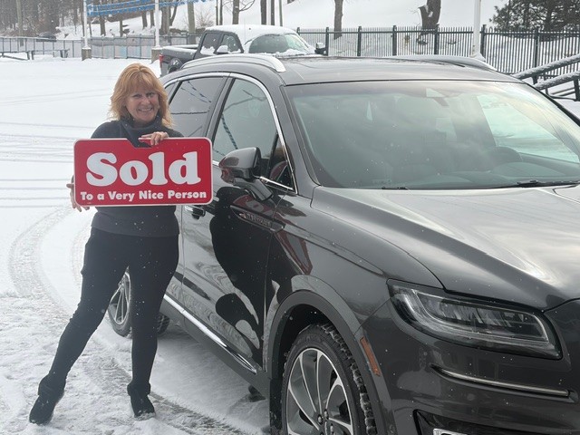 Congrats to Phyllis on picking up the keys to her 2020 Lincoln Nautilus Reserve!