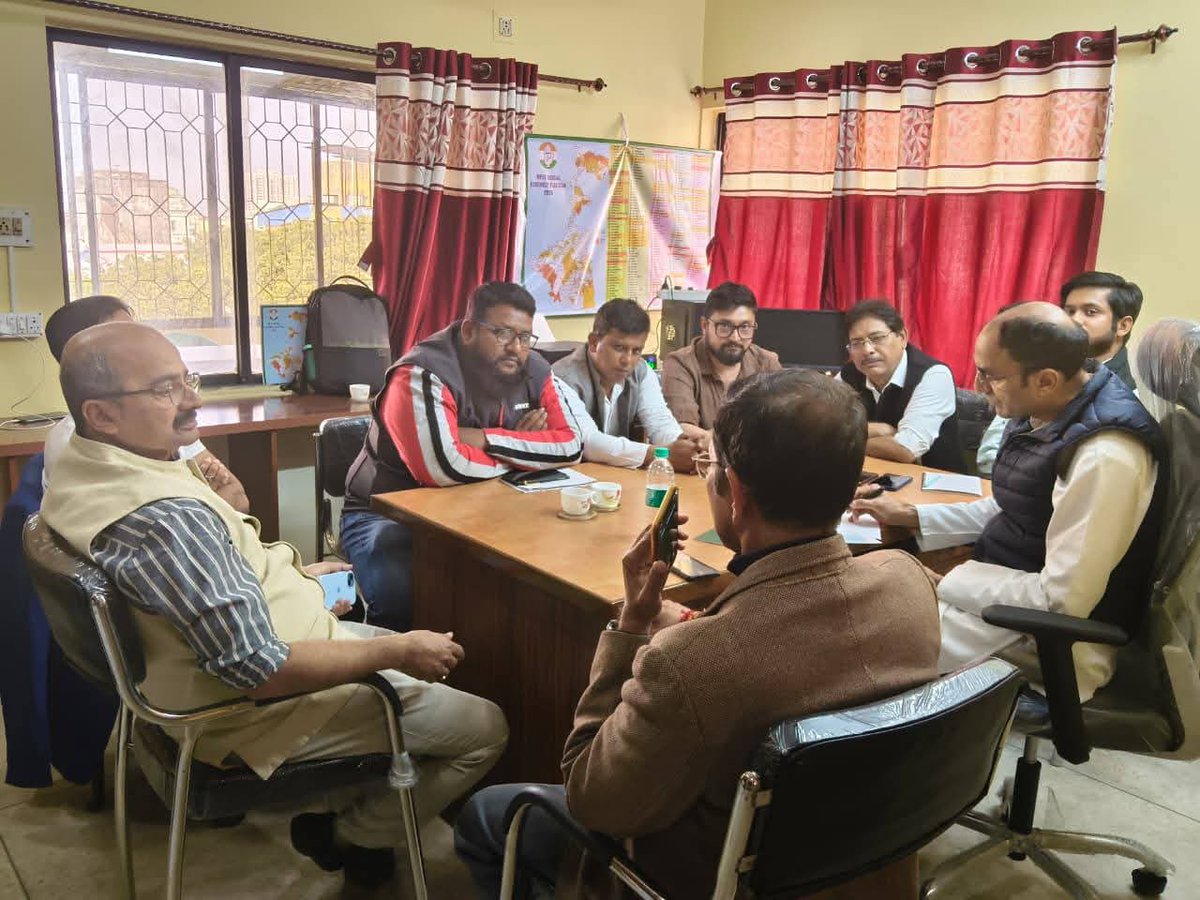 पश्चिम बंगाल विधानसभा चुनाव -2026 हेतु गठित वार रूम की बैठक में शामिल हुआ और  विधानसभा चुनाव से से जुड़े विभिन्न मुद्दों पर चर्चा हुई । बैठक में <a href="/INCWestBengal/">West Bengal Congress</a> के अध्यक्ष श्री <a href="/subhankar_cong/">Subhankar Sarkar শুভঙ্কর সরকার</a> जी सहित प्रदेश कांग्रेस कमेटी के पदाधिकारी शामिल रहे।
#विधानसभा_चुनाव_2026 
📍कोलकाता