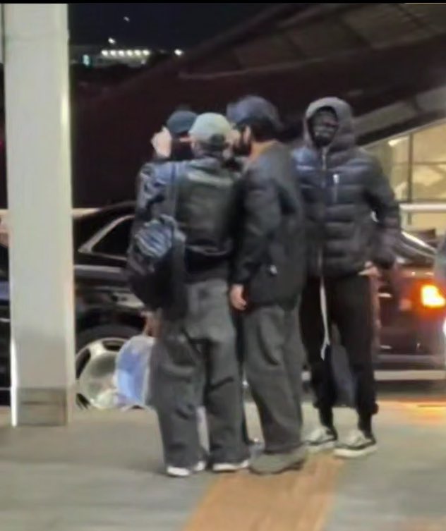 JE0NFEIN's tweet image. NOBODY NOTICED TAEKOOK HEIGHT DIFFERENCE?????