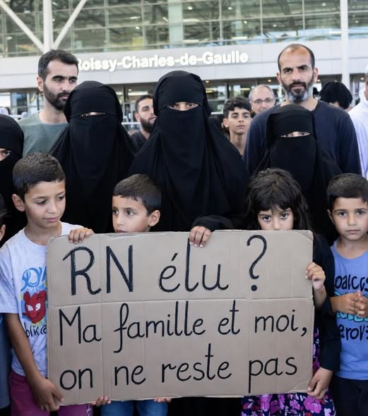 americanflagusa's tweet image. bon voyage !! 👍👍👍