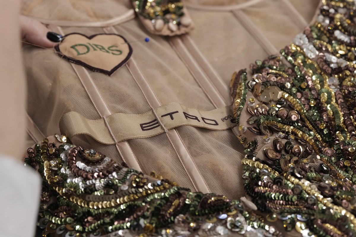 KelseaCentral's tweet image. Kelsea’s custom @EtroOfficial Grammy dress had some extremely special details including a beautiful tribute to Dibs 🥹 Swipe to see!