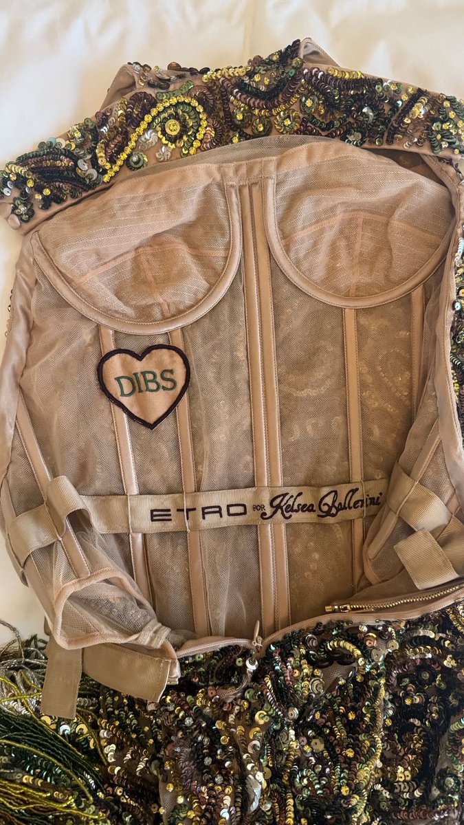 KelseaCentral's tweet image. Kelsea’s custom @EtroOfficial Grammy dress had some extremely special details including a beautiful tribute to Dibs 🥹 Swipe to see!