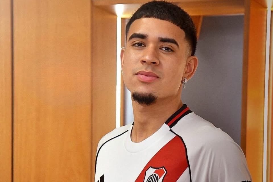 testigosdemoi's tweet photo. ¡¡PUNTUAL!! ⌚

Hoy Lunes Marcelo Gallardo decidió madrugar para llegar a las instalaciones de River Plate a las 6AM, pero el DT quedó totalmente sorprendido al encontrarse a Kendry Páez en el camino.

Resulta que Kendry acababa de salir de un Bar y se iba rumbo a su apartamento. https://t.co/36lzI75wTi
