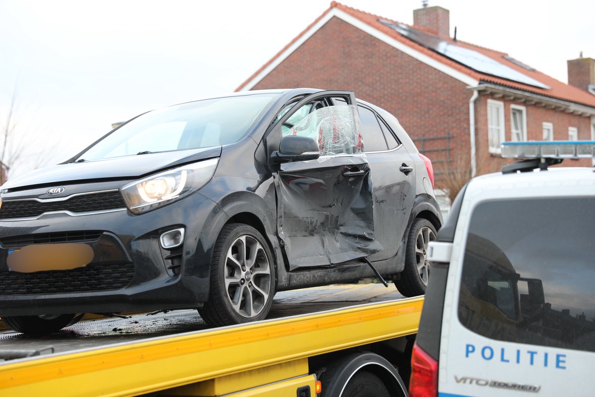 Vrouw raakt gewond bij aanrijding op kruising in Kruisland