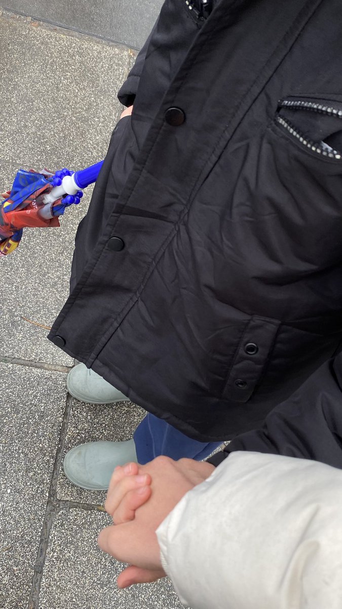 merislocation's tweet image. kardesim (9) abla büyüdüm artık düşmem kaybolmam elimi bırakabilirsin dedi..ablacım ya ben düşersem