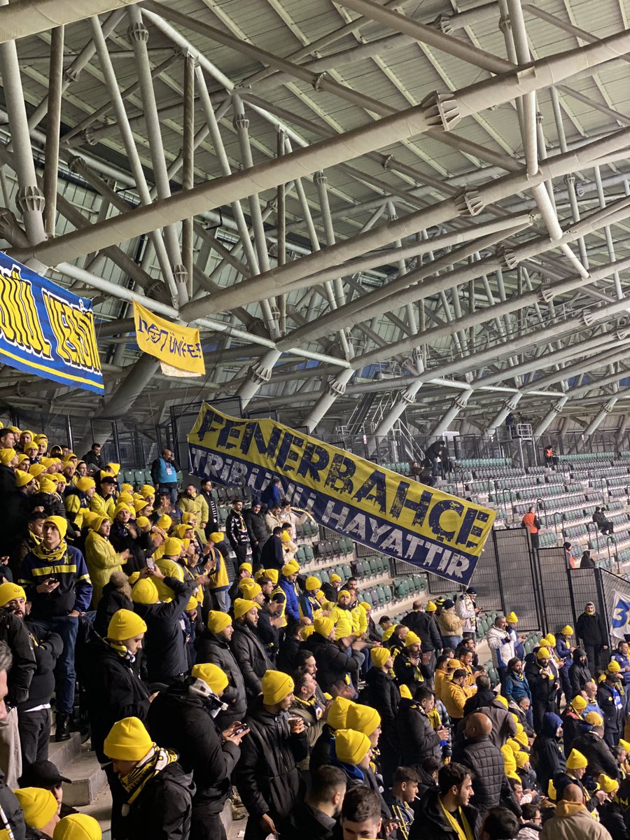 1907Tribun's tweet photo. HEP PEŞİNDEN!

Kocaelispor maçı öncesinde deplasman tribünündeki yerimizi aldık! 

#FenerbahçeTribünüHayattır https://t.co/hyneg9xLm8