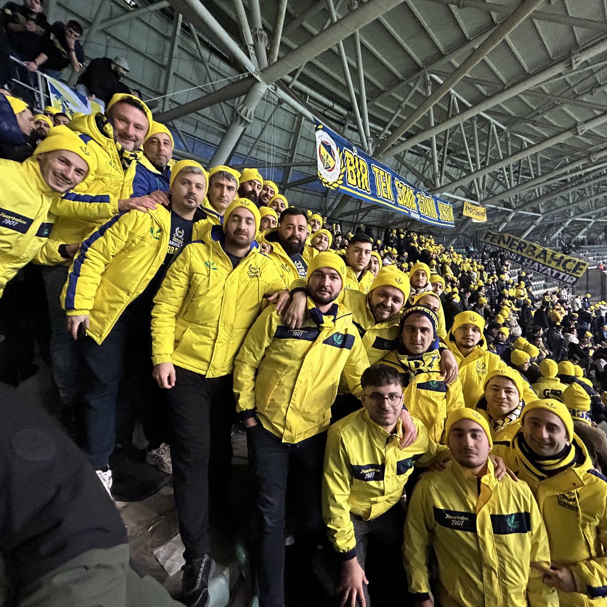 1907Tribun's tweet photo. HEP PEŞİNDEN!

Kocaelispor maçı öncesinde deplasman tribünündeki yerimizi aldık! 

#FenerbahçeTribünüHayattır https://t.co/hyneg9xLm8