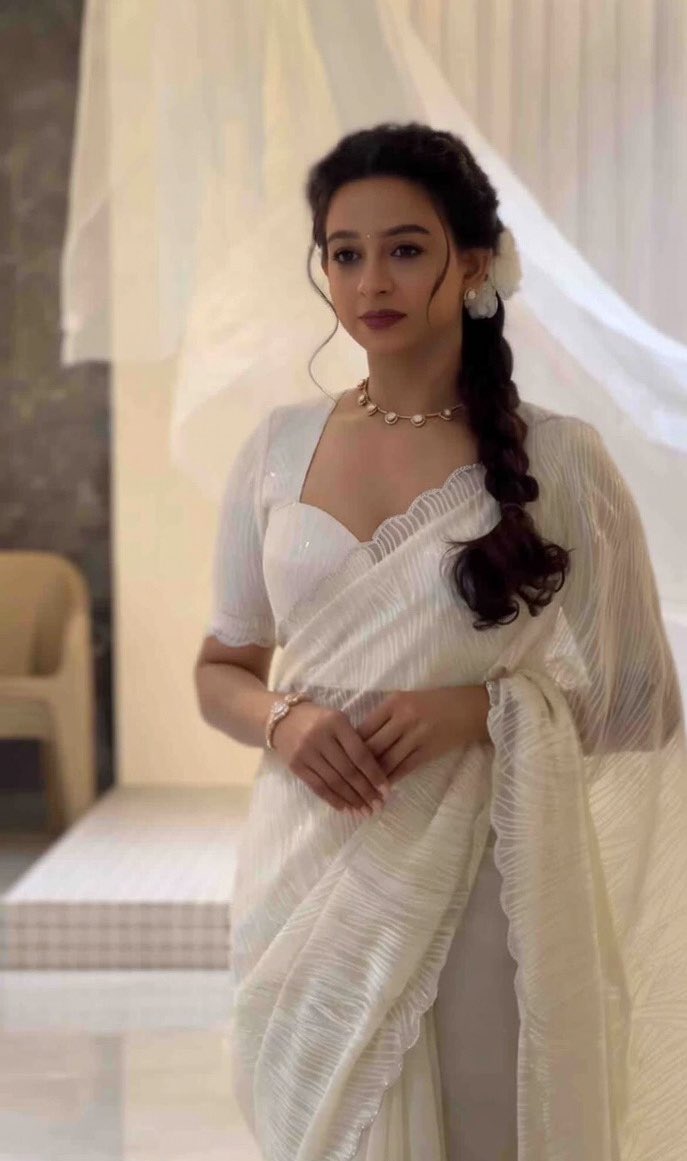 DtbDivya's tweet image. Day by day I’m becoming obsessed with her 🫠💕

#Divya,your dressing sense is unreal, queen! 👑
The way you rock that textured cream saree with effortless grace is pure magic. Minimal pearl choker, perfect long braid with flower accent, deep maroon lips,— understated luxury at