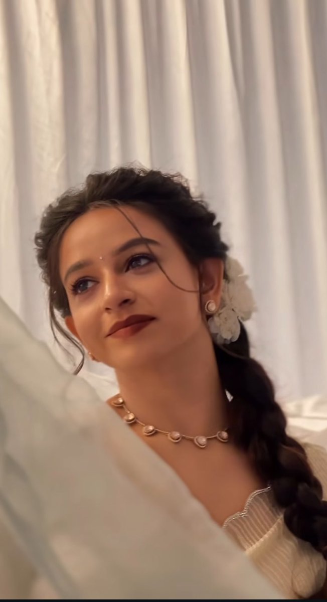 DtbDivya's tweet image. Day by day I’m becoming obsessed with her 🫠💕

#Divya,your dressing sense is unreal, queen! 👑
The way you rock that textured cream saree with effortless grace is pure magic. Minimal pearl choker, perfect long braid with flower accent, deep maroon lips,— understated luxury at