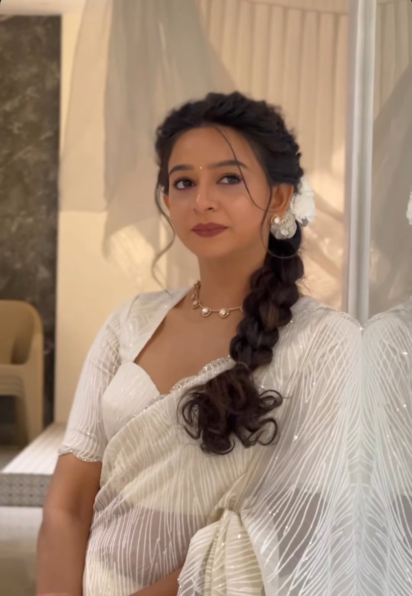 DtbDivya's tweet image. Day by day I’m becoming obsessed with her 🫠💕

#Divya,your dressing sense is unreal, queen! 👑
The way you rock that textured cream saree with effortless grace is pure magic. Minimal pearl choker, perfect long braid with flower accent, deep maroon lips,— understated luxury at