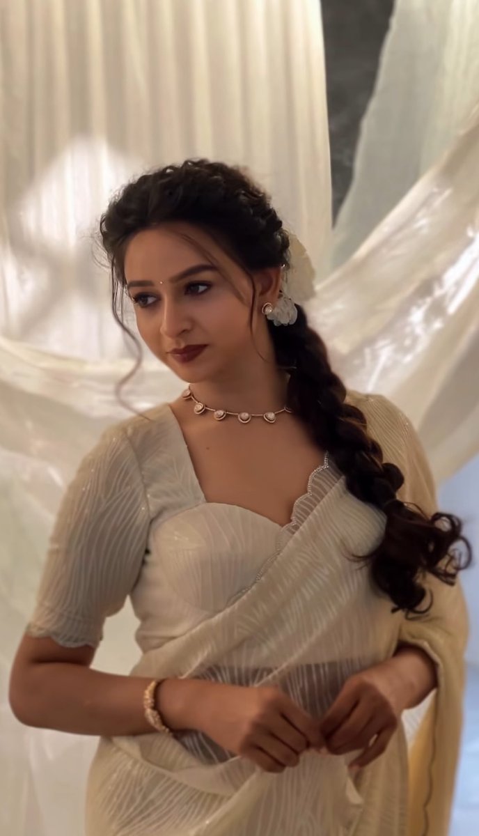 DtbDivya's tweet image. Day by day I’m becoming obsessed with her 🫠💕

#Divya,your dressing sense is unreal, queen! 👑
The way you rock that textured cream saree with effortless grace is pure magic. Minimal pearl choker, perfect long braid with flower accent, deep maroon lips,— understated luxury at