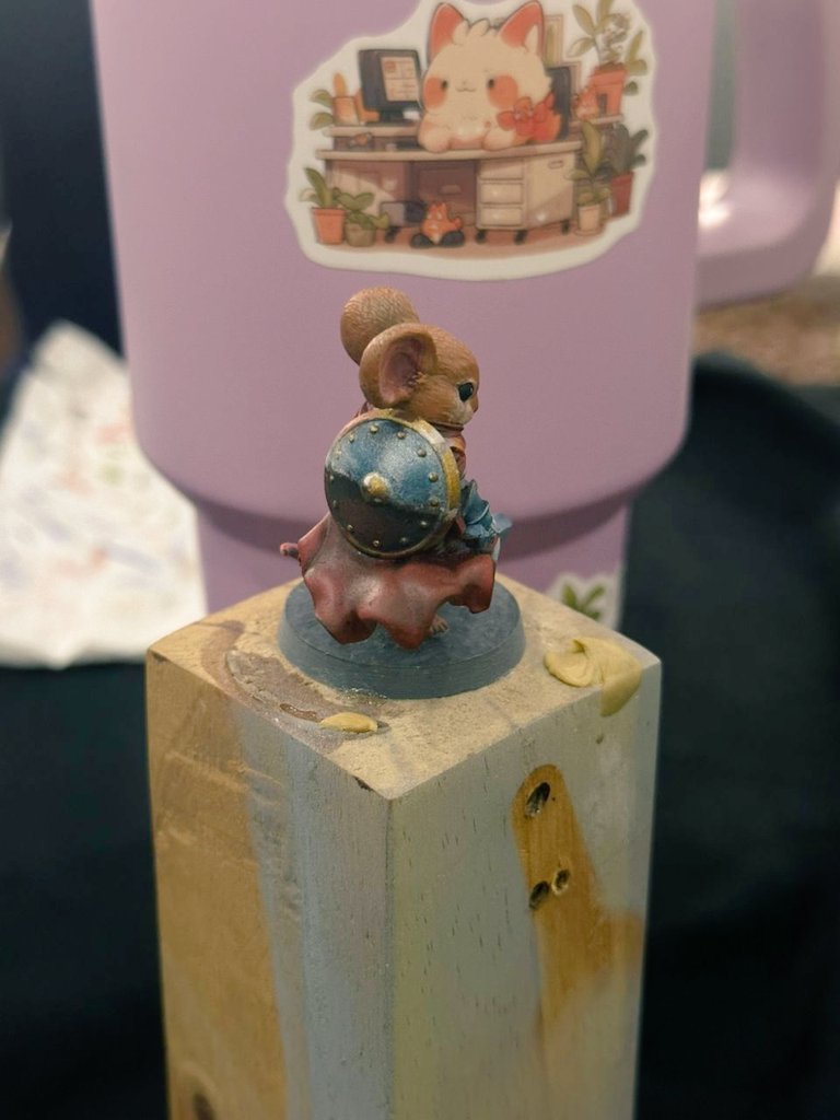 Yesterday i paint my first mini ( spoilers i cant end it on time )  was a special workshop near were i live. Maybe the next time i can paint it better and fast to win other miniatures on the workshop ( the best mini wins something )