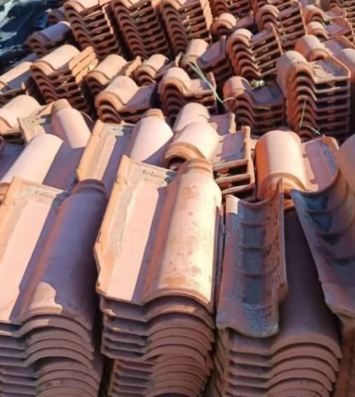 "Ofereço cerca de 1 500 Telhas para Leiria. Se houver camiões a fazer transporte para donativos é só carregar e levar para quem realmente está a precisar . 966 136 464 Só tenho ESTRELA DE ALVA E CARRIÇA e tenho algumas Marselha" PARTILHEM POR FAVOR!!! 🇵🇹