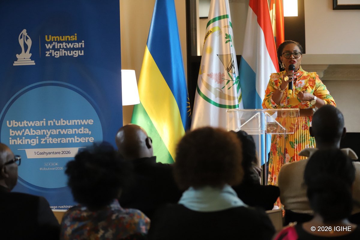 Karirima1's tweet image. Ambasaderi w’u #Rwanda muri #Luxembourg, Munyangaju @AuroreMimosa yasabye Abanyarwanda bose kwigira ku ndangagaciro zaranze Intwari z’Igihugu zirimo umurava, ubumwe, gukunda umurimo n’ubunyangamugayo, bagakoresha ibigwi byazo mu kubaka ejo hazaza heza h’u Rwanda.

Yabitangaje mu