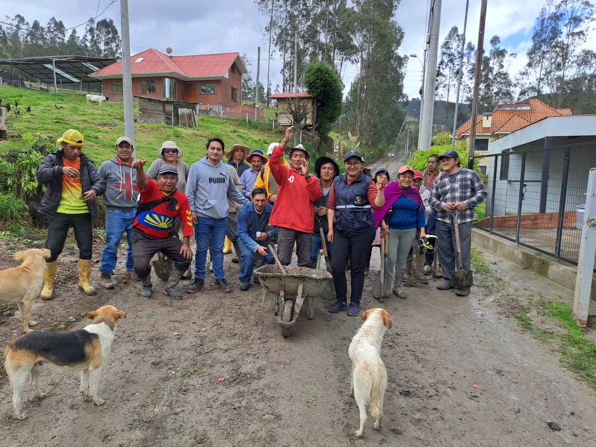 AzuayPrefectura's tweet photo. #MingasComunitarias 🤜🏽🤛🏽

👷‍♂️ En la parroquia Tarqui realizamos el mantenimiento en el sector Acchayacu con el apoyo del GAD Parroquial y la comunidad. 🚜

El trabajo en equipo fortalece nuestras parroquias rurales. 💪🏽

#TransformamosVidas
#JotaLloretPrefecto
#AzuayPrefectura https://t.co/ns1kNEhE7v