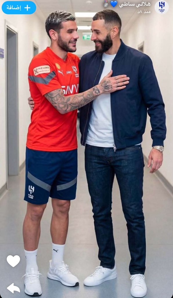 شكلو #بنزيما_هلالي نفس الجاكيت الي بالبوست الي نشرته قبل هذيك مع #انزاغي وهذي مع #ثيو #الهلال شكلو خلاص بتصير