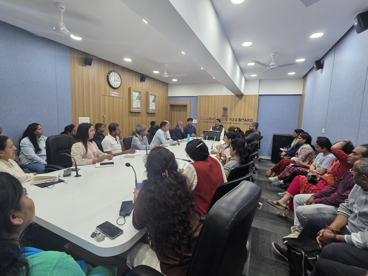 આજે ગુજરાત રાજ્ય યોગ બોર્ડની ઓફિસ ખાતે યોગ કોચ તથા ઝોન કોઓર્ડિનેટર્સ સાથે બેઠક યોજાઈ.
 બેઠક દરમિયાન તેમની જવાબદારીઓ, કાર્ય પ્રગતિ તેમજ આગામી સમયમાં આવનારા કાર્યક્રમો અંગે ચર્ચા કરવામાં આવી.
 સાથે જ 4 ફેબ્રુઆરી ‘વિશ્વ કેન્સર દિવસ’ સહિત અન્ય આયોજન વિષે માર્ગદર્શન આપ્યું.