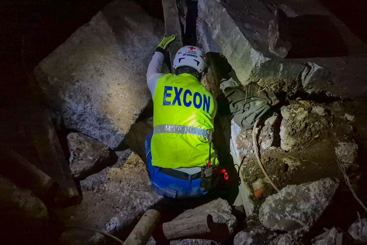 UNGRD's tweet photo. ¿Quién hace posible que cada ejercicio del #USARCOL1 se viva como una emergencia real? 🚨

Detrás está el EXCON, el Control del Ejercicio, un grupo de 16 personas de equipos USAR acreditados del @sngrdcolombia, encargados de:

🔹 Diseñar y montar las pistas de entrenamiento
🔹 Definir y ubicar los puntos de búsqueda y rescate
🔹 Movilizar y organizar los equipos operativos
🔹 Coordinar la logística de los ejercicios
🔹 Preparar escenarios lo más cercanos posible a la realidad
🔹 Verificar que se cumplan los desempeños requeridos por @Insarag para la #ReclasificaciónUSARCOL1. 

Su participación fortalece la preparación de los equipos USAR del país para mantener los máximos estándares. 🇨🇴💪