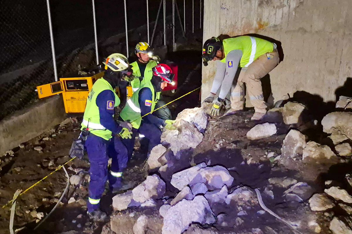 UNGRD's tweet photo. ¿Quién hace posible que cada ejercicio del #USARCOL1 se viva como una emergencia real? 🚨

Detrás está el EXCON, el Control del Ejercicio, un grupo de 16 personas de equipos USAR acreditados del @sngrdcolombia, encargados de:

🔹 Diseñar y montar las pistas de entrenamiento
🔹 Definir y ubicar los puntos de búsqueda y rescate
🔹 Movilizar y organizar los equipos operativos
🔹 Coordinar la logística de los ejercicios
🔹 Preparar escenarios lo más cercanos posible a la realidad
🔹 Verificar que se cumplan los desempeños requeridos por @Insarag para la #ReclasificaciónUSARCOL1. 

Su participación fortalece la preparación de los equipos USAR del país para mantener los máximos estándares. 🇨🇴💪