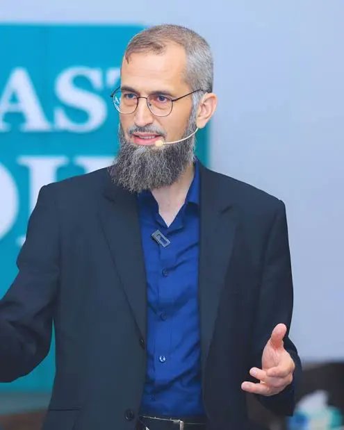 🗣️ Ürdünlü Alim Prof. Dr. İyad Kuneybi:

“Epstein skandalı ve Epsteinliler, demokrasinin ‘yanlış uygulanmasının’ bir sonucu değildir; aksine demokrasinin kaçınılmaz sonucu ve beklenen meyvesidir.

Demokrasi, hak ile batılı, helal ile haramı belirlemede ilahî ölçüyü ortadan