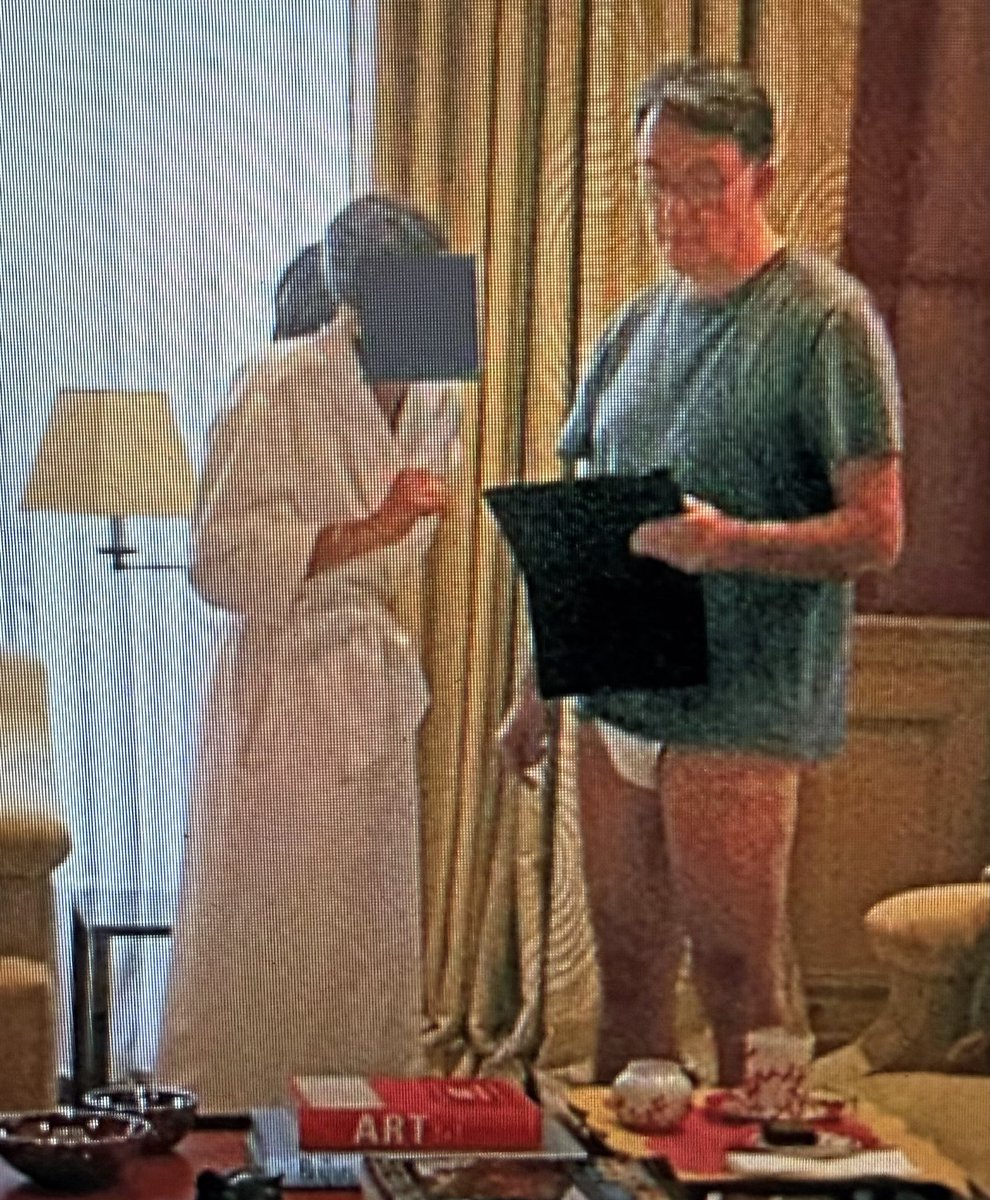 Is it only me but does the woman posture resemble that of #meghanmarkle ???  It’s something about the right arm ?!??,