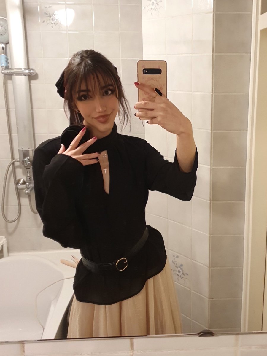 marzipanbnny's tweet photo. had to deliver and serve with my fit for the first day at my real real girl girl grown up grown up job and i think i delievered omg despire last min changes and rushing at like 5 am https://t.co/79eKCgllDJ