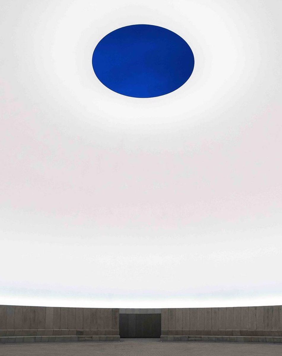 StreetFashion01's tweet image. Artist James Turrell has just completed his largest ever museum skyspace and it looks insane🙂‍↕️