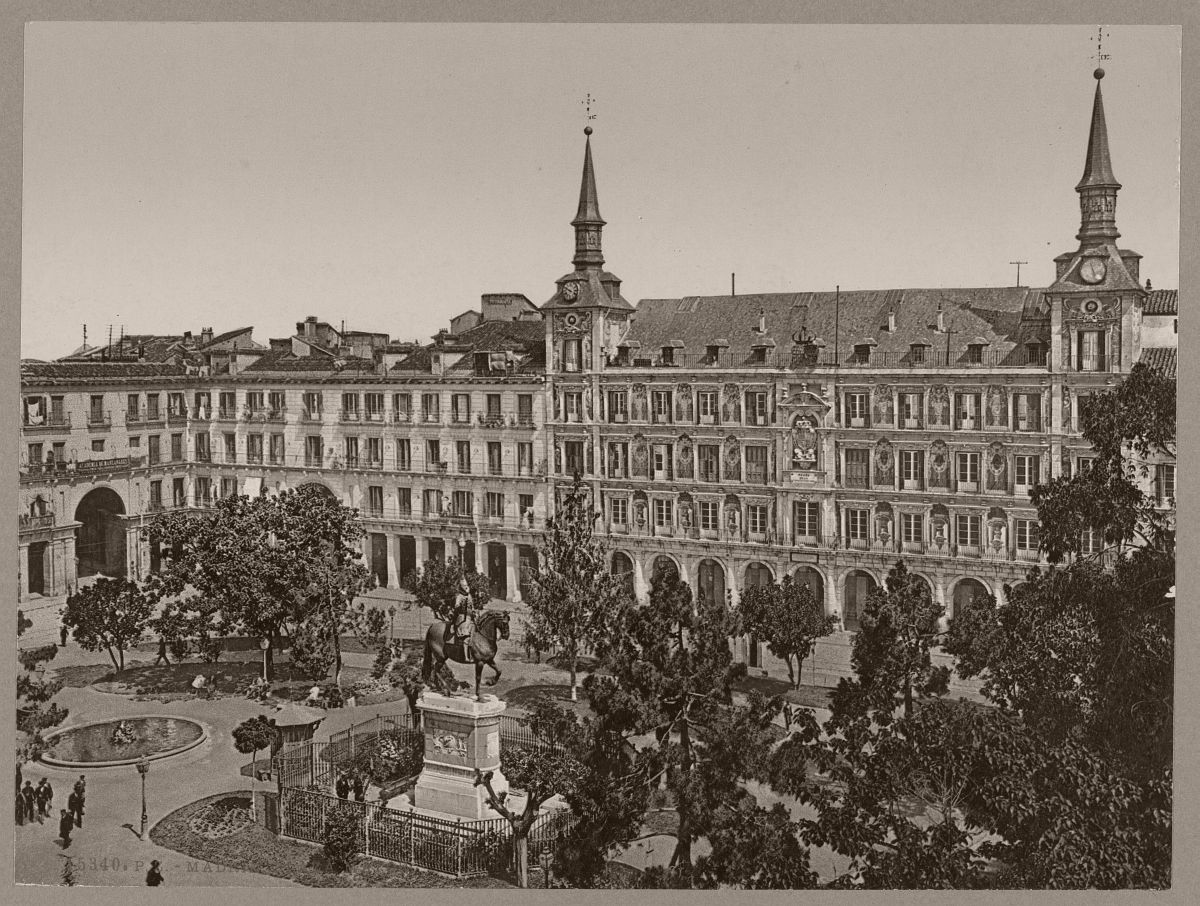 CharmOfCulture's tweet image. Photographs of Madrid from the 1890s.

At the time, Madrid was Spain’s political and administrative capital and a major cultural center, defined by its government institutions, intellectual life, and urban growth.

It’s a shame the greenery was lost, Plaza Mayor could really use…