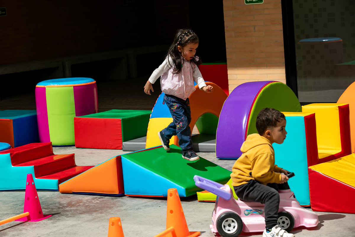 Bogota's tweet photo. Hoy, 30.000 niñas y niños regresan o llegan por primera vez a los jardines infantiles y servicios para la primera infancia de @integracionbta, en el marco de la estrategia #DeLaManoContigo, que garantiza entornos seguros y protectores.  2/2 🧵 https://t.co/lO4VmxfJ3E