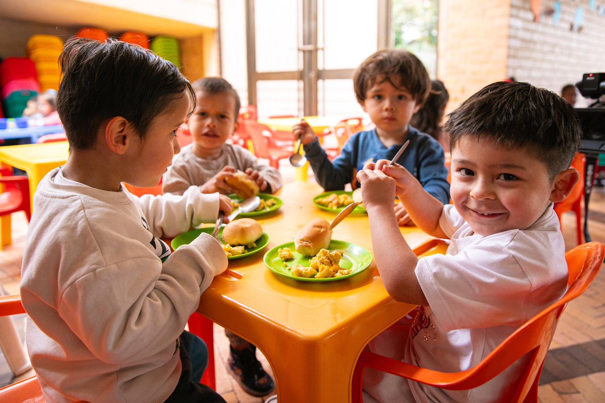 Bogota's tweet photo. Hoy, 30.000 niñas y niños regresan o llegan por primera vez a los jardines infantiles y servicios para la primera infancia de @integracionbta, en el marco de la estrategia #DeLaManoContigo, que garantiza entornos seguros y protectores.  2/2 🧵 https://t.co/lO4VmxfJ3E