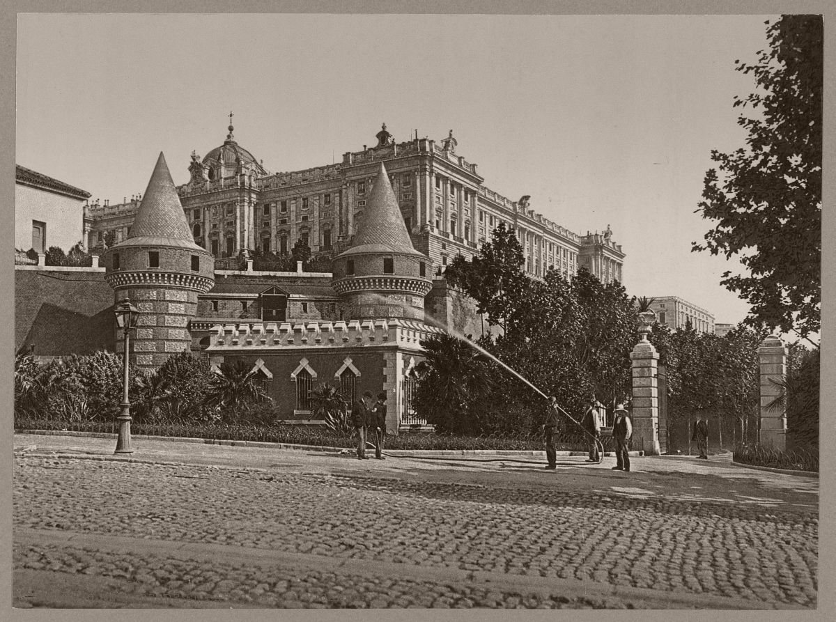 CharmOfCulture's tweet image. Photographs of Madrid from the 1890s.

At the time, Madrid was Spain’s political and administrative capital and a major cultural center, defined by its government institutions, intellectual life, and urban growth.

It’s a shame the greenery was lost, Plaza Mayor could really use…