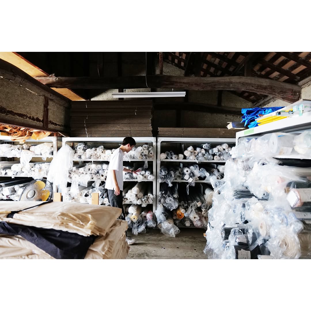 【知らずにいた故郷の誇り、遠州織物の今と未来】vol.13

｢賃織りから、自販へ　古橋織布が紡いだ35年｣(後編-①)

前編で見た古橋織布の転換から35年。遠州産地の現在と、自販がもたらした変化について、さらに深く聞きました。