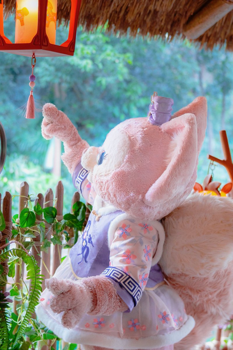 指先に注目……👀⚡️ 静電気でタッセルが「ふわっ」てなってる