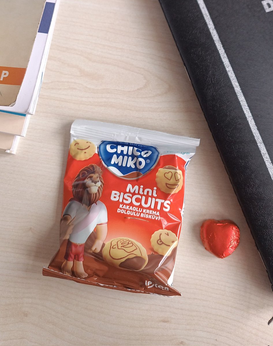 Öğrencilerime "bu benim ilk dersim biraz heyecanlı ve stresliyim" demiştim. Tenefüsten sonra bunlarla gelmişler "hocam iyi gelir belki" diyerek...
Hayallerimden daha da güzelini yaşatan Rabbime bin şükür 🤍