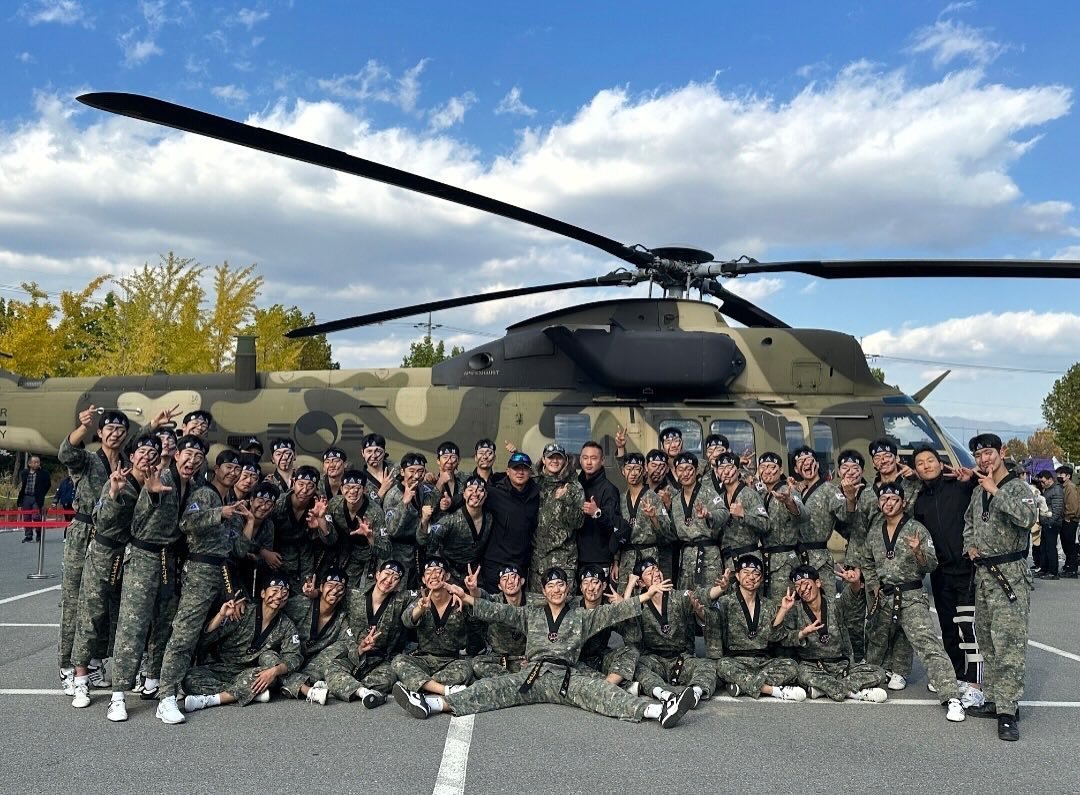 เป็นไอดอลก็ขี้สปอยล์ เป็นทหารก็ยังขี้สปอยล์อยู่อย่าง5555555555

โฮชิมาสปอยล์การแสดงของทีมกองทัพสาทิตเทควันโด(ที่ตัวเองอยู่)ว่า จะมีแสดงวันที่ 1 มค.นี้ เปิดแบบพับลิคเลย สถานที่กับเวลาที่แน่ชัดจะประกาศทีหลัง ละบอกด้วยนะว่าได้รับอนุญาต(ให้สปอยล์)แล้ว แต่ก็พูดเยอะมากไม่ได้นะ555555555