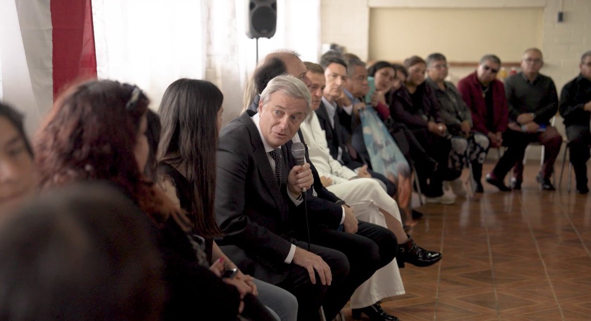 joseantoniokast's tweet image. Esta mañana, estuvimos junto al Ministro @ipoduje en Villa Dulce, Viña del Mar, cumpliendo nuestro compromiso de estar con los familiares de las víctimas de los incendios del 2024. Dos años de incumplimientos, abandono y una reconstrucción muy lenta. Eso va a cambiar.