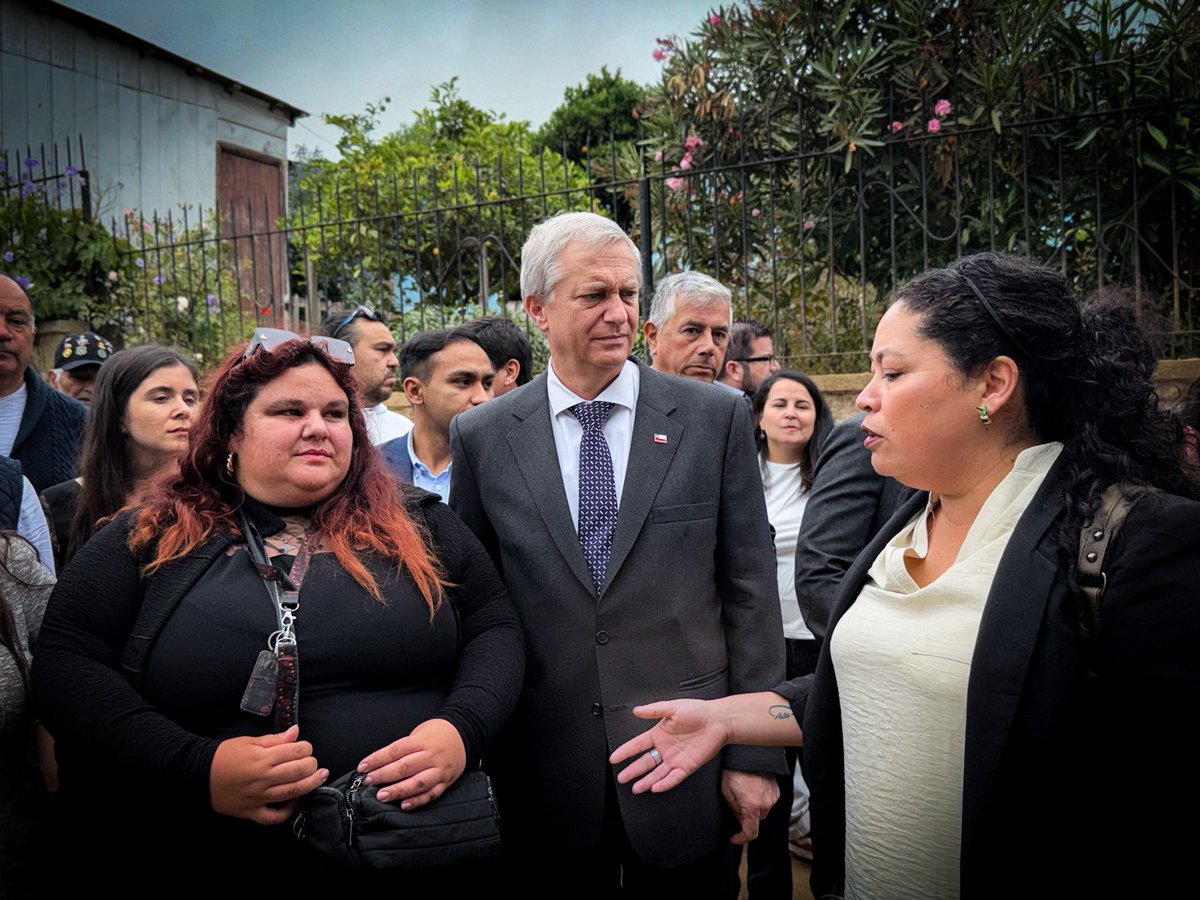 joseantoniokast's tweet image. Esta mañana, estuvimos junto al Ministro @ipoduje en Villa Dulce, Viña del Mar, cumpliendo nuestro compromiso de estar con los familiares de las víctimas de los incendios del 2024. Dos años de incumplimientos, abandono y una reconstrucción muy lenta. Eso va a cambiar.