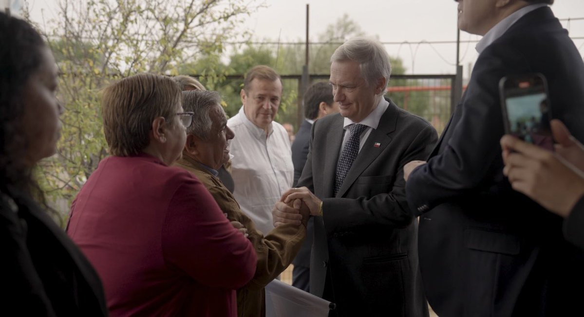 joseantoniokast's tweet image. Esta mañana, estuvimos junto al Ministro @ipoduje en Villa Dulce, Viña del Mar, cumpliendo nuestro compromiso de estar con los familiares de las víctimas de los incendios del 2024. Dos años de incumplimientos, abandono y una reconstrucción muy lenta. Eso va a cambiar.