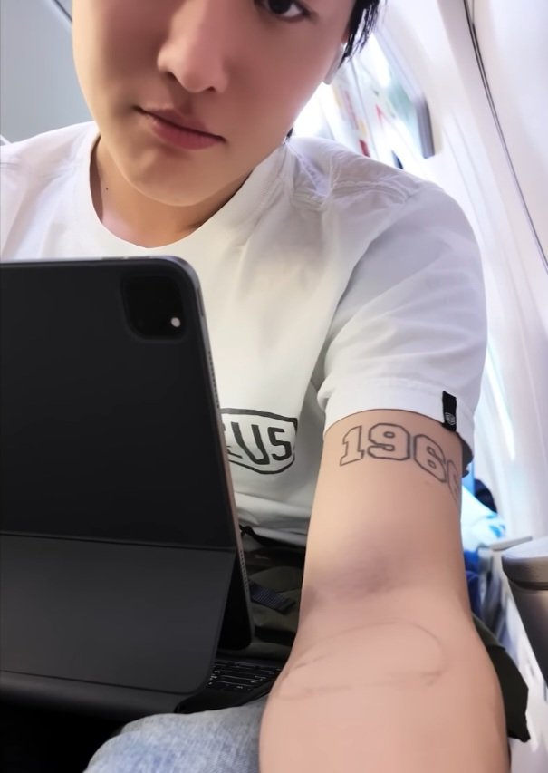 _pujadnwm's tweet photo. So it is true..
"It can't always be the same" tattoo will be gone too. Well..it was one of my favorite tattoos of him. But..I am happy for him. Its his own choice. And I am glad to know each of those cracks are healing which made him get these tattoos.
My Seungyoun is healing❤️ https://t.co/rHLtI3OTOb