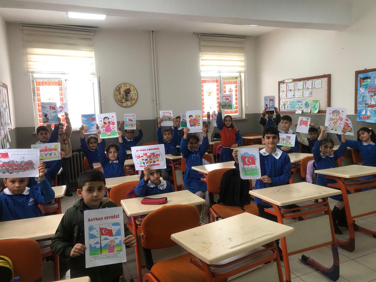 Balolukoo04's tweet photo. Okulumuzda ilk ders saatinde “Bayrak Sevgisi” konusu ele alındı.
Öğrencilerimizle bayrağımızın anlamı ve taşıdığı değerler üzerine etkinlikler gerçekleştirildi 🇹🇷
Değerlerine sahip çıkan nesiller yetiştirmek dileğiyle.
#İstiklalBayraklaİstikbalMaarifle https://t.co/3WAxWEJAXF